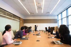 Szkolenie pracowników – własna czy wynajęta sala konferencyjna?